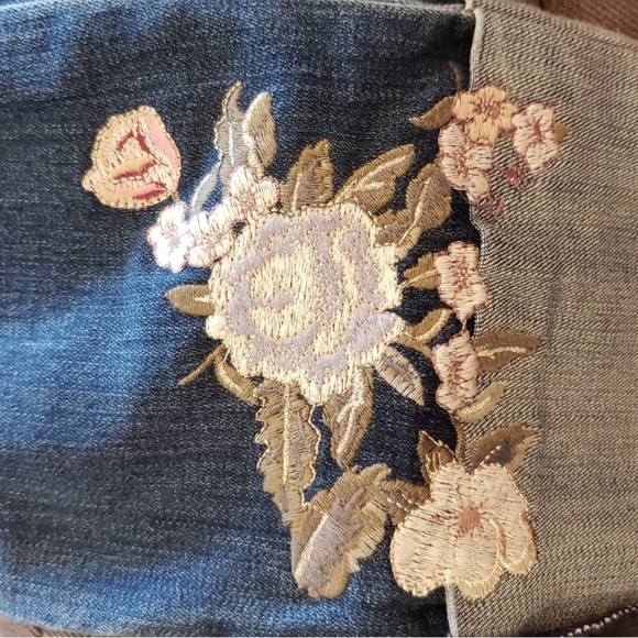 Chico SO Blue Cropped Jeans with Red Floral Embroidery Chico size 1 = size 8 - Picture 3 of 8
